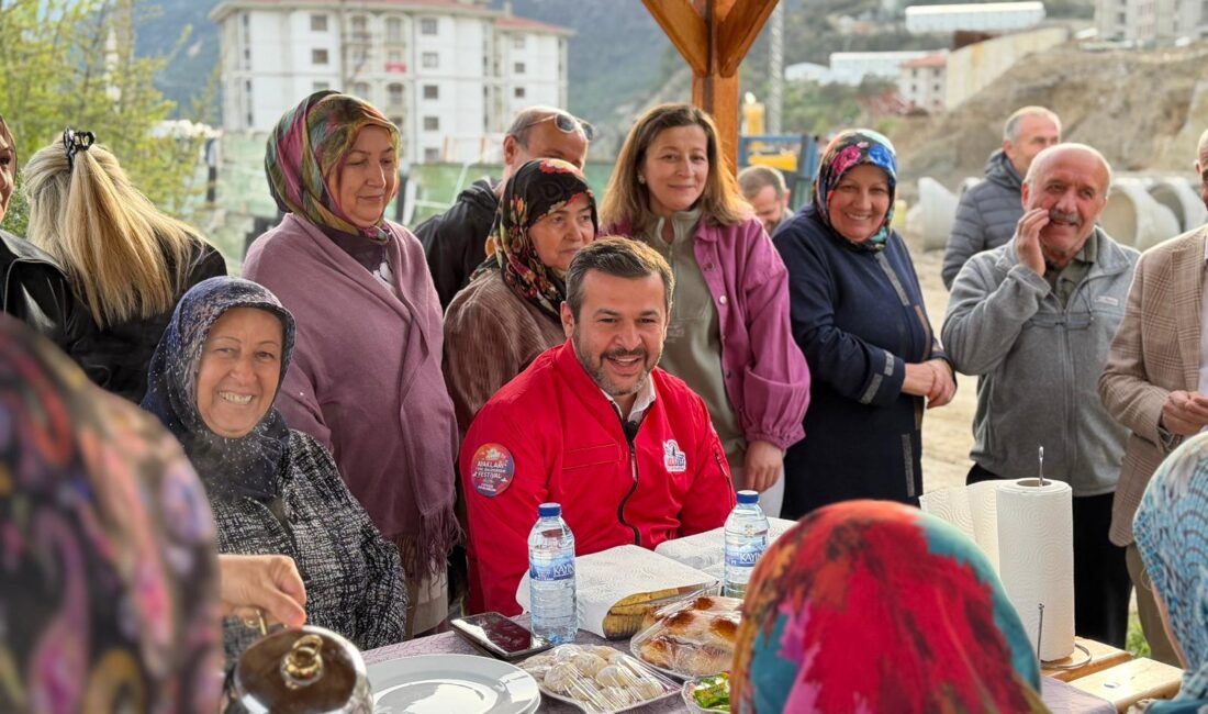 BAŞKAN ÇETİNKAYA TEYZELERLE BU KEZ SÖZ VERDİĞİ ÇARDAKTA BULUŞTU Saha çalışmalarına büyük önem veren Başkan Özkan Çetinkaya, vatandaşlarla birebir