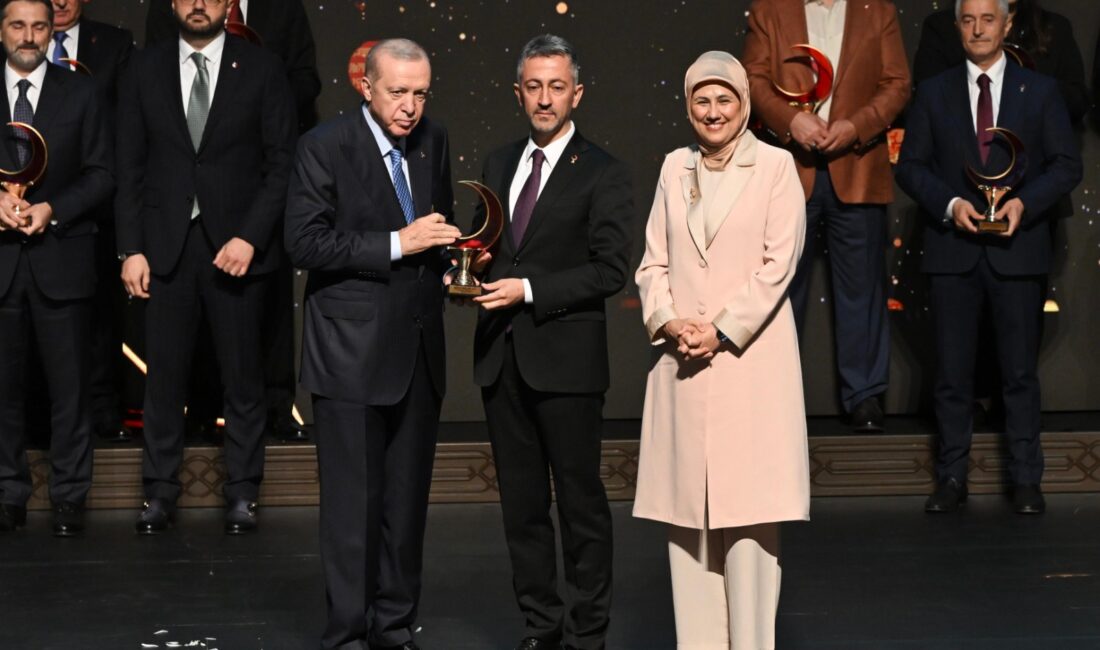 KARDEMİR, Türk Kızılay tarafından düzenlenen ödül töreninde "Yılın Kurumsal Kan