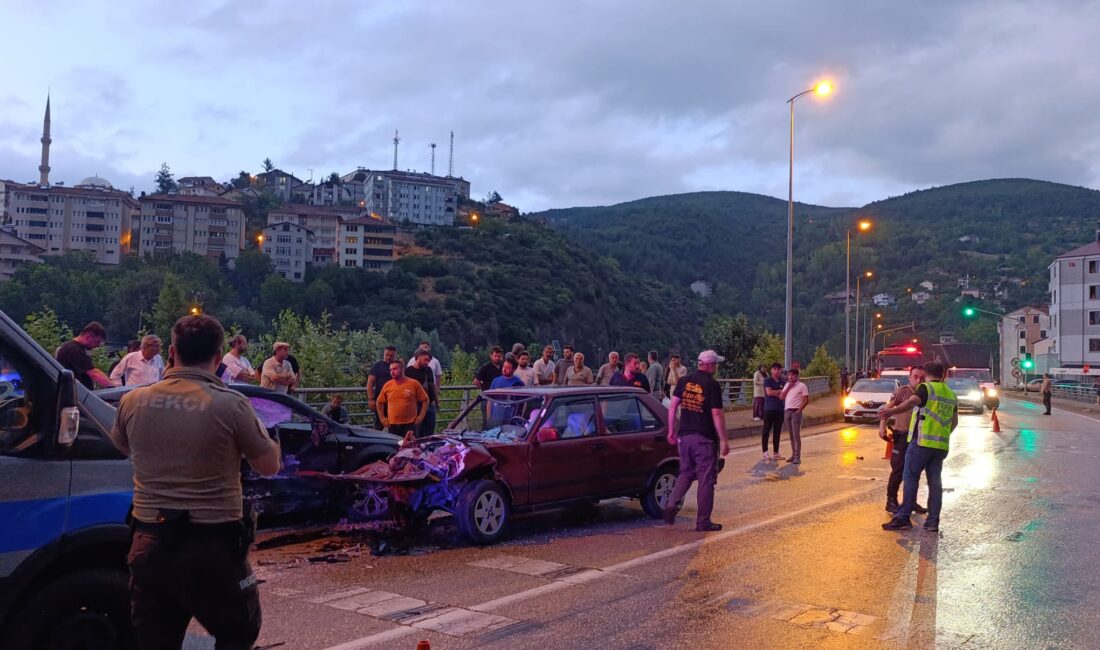 YENİCE’DE İKİ OTOMOBİL ÇARPIŞTI; 1’İ ÇOCUK, 4 YARALI Karabük’ün Yenice ilçesinde iki otomobilin çarpışması sonucu meydana gelen trafik
