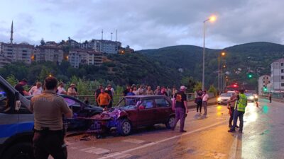YENİCE’DE İKİ OTOMOBİL ÇARPIŞTI; 1’İ ÇOCUK, 4 YARALI Karabük’ün Yenice ilçesinde iki otomobilin çarpışması sonucu meydana gelen trafik