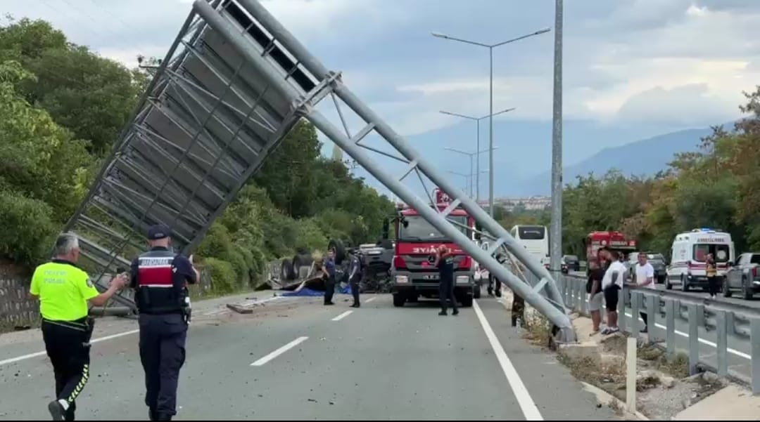 SAFRANBOLU’DA İŞ MAKİNESİ İLE MOTOSİKLET ÇARPIŞTI: 2 ÖLÜ Karabük’ün Safranbolu ilçesinde iş makinesi yüklü çekici ile motosikletin çarpışması