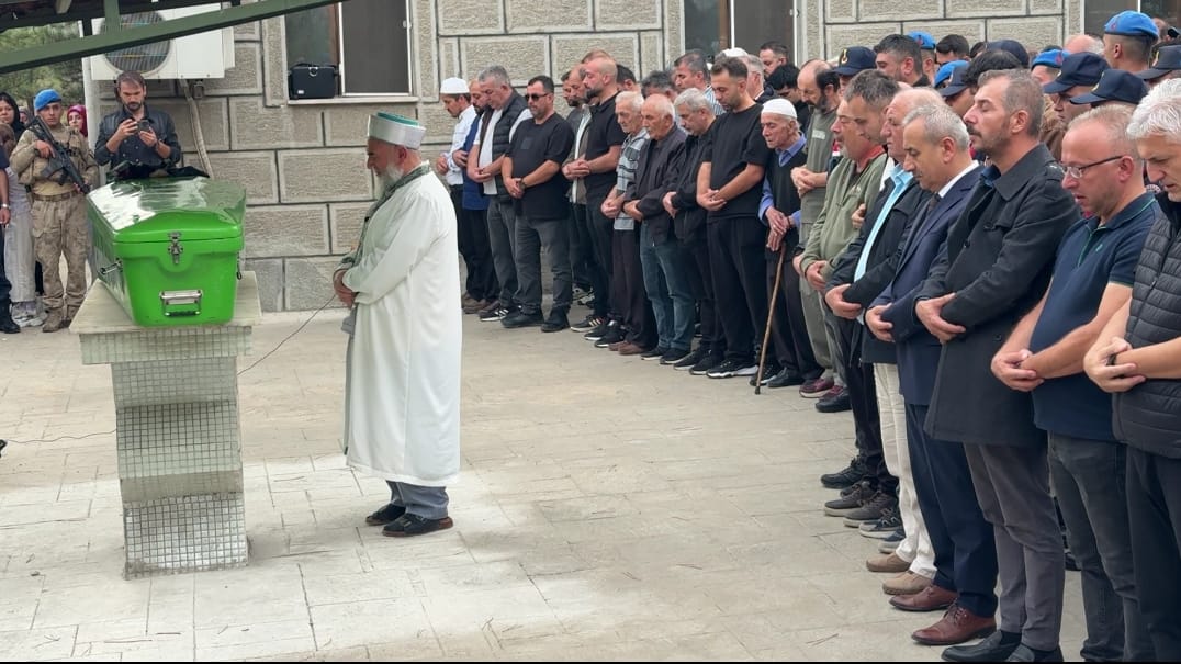 KARABÜKLÜ MÜZİK ÖĞRETMENİ CANSU KOCAKURT SON YOLCULUĞUNA UĞURLANDI Bartın’ın Amasra ilçesinde meydana gelen trafik kazasında Cansu Kocakurt (35),