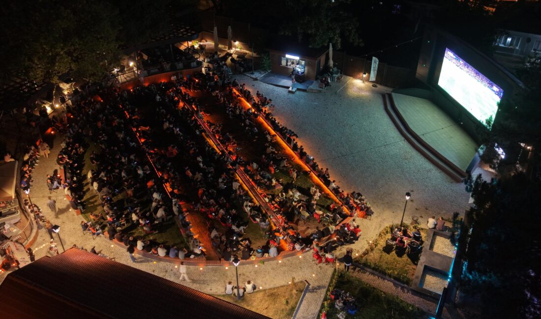 YENİŞEHİR YAZLIK SİNEMA’DA GALATASARAY HEYECANI Şampiyonlar Ligi heyecanı, Yenişehir Yazlık Sinema’da taraftarların yoğun katılımıyla yaşandı.