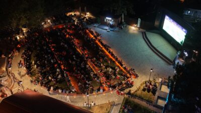 Şampiyonlar Ligi heyecanı, Yenişehir Yazlık Sinema’da taraftarların yoğun katılımıyla yaşandı.