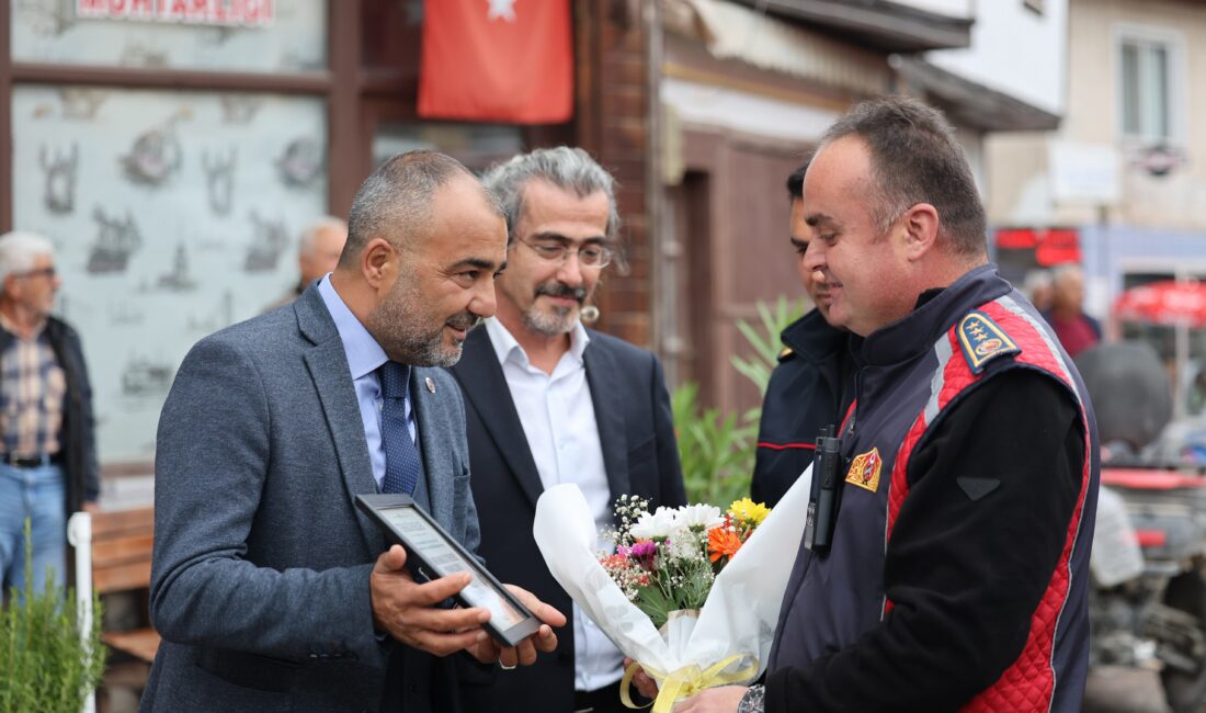 “İKİ EV YANIYOR” İHBARIYLA GİTTİLER SÜPRİZ KUTLAMAYLA KARŞILAŞTILAR Safranbolu Yazıköy köyünde İtfaiyeciler Haftası dolayısıyla düzenlenen sürpriz organizasyonda, “iki