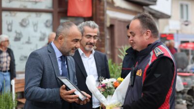 “İKİ EV YANIYOR” İHBARIYLA GİTTİLER SÜPRİZ KUTLAMAYLA KARŞILAŞTILAR Safranbolu Yazıköy köyünde İtfaiyeciler Haftası dolayısıyla düzenlenen sürpriz organizasyonda, “iki
