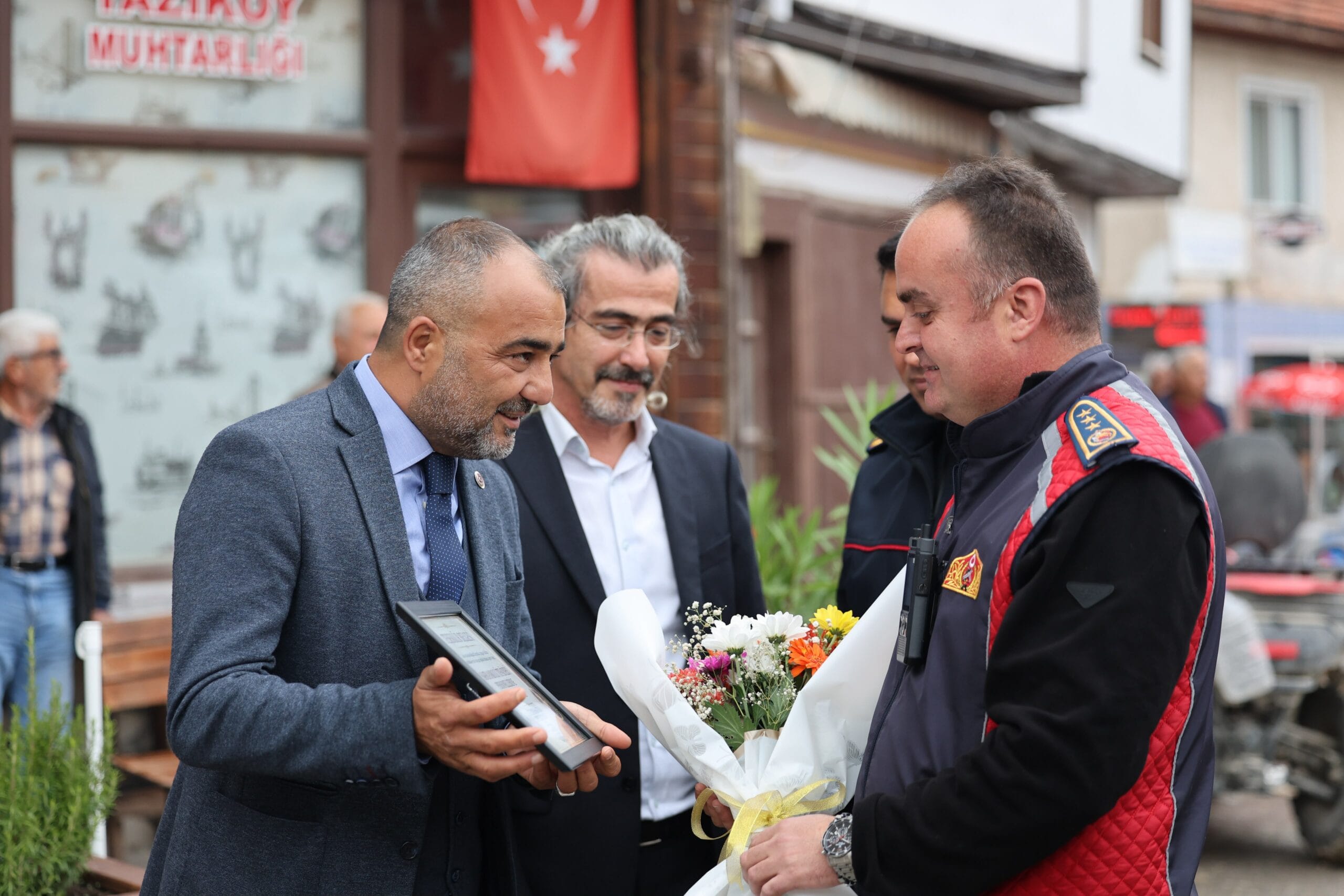 Safranbolu Yazıköy köyünde İtfaiyeciler Haftası dolayısıyla düzenlenen sürpriz organizasyonda, “iki